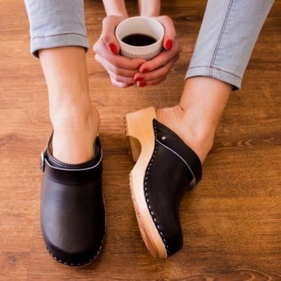 SIMSON Shoes - EUC SIMSON Clogs Black Leather NWOT